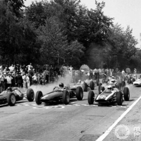 GP de France sur le circuite de Rouen les Essarts aux côtés de Graham Hill sur sa BRM  et Bruce McLaren sur la Cooper 
© Dave Philipps GP de France sur le circuite de Rouen les Essarts aux côtés de Graham Hill sur sa BRM  et Bruce McLaren sur la Cooper 
© Dave Philipps